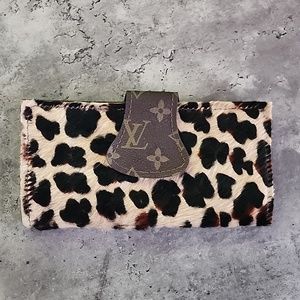 Wallet - leopard fur print with brown trim